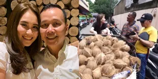 Minta Ayah Rozak Bagi Rezeki ke Bakul Kelapa, Ayu Ting Ting: Lama Banget Duit Segini Doang