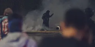 Misteri Wanita Bercadar Hitam Bawa Ransel Mencurigakan di Demo 22 Mei