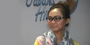 Mobil Diserempet di Jalan, Rina Nose 'Kutuk' Sang Pelaku