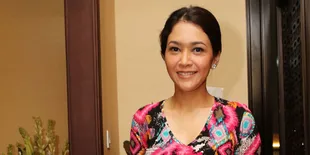Mobil Disusupi, Maia Malah Main Peluk Ular