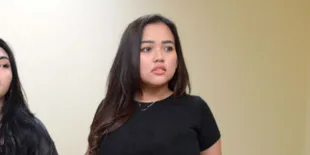 Mobil Terlalu Banyak Jadi Alasan Clara Gopa Pasang Kanopi di Depan Rumah