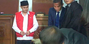 Mohon Ampun, Guntur Bumi Menangis di Persidangan
