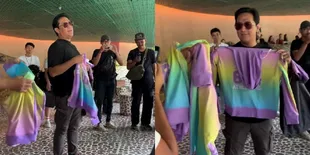 Momen Andre Taulany Kembali Bagikan Seragam untuk The Prediksi, Pakai Setelan Warna-Warni untuk ke Pantai