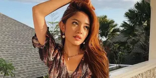 Momen BTS Natalie Zenn di Lokasi Syuting 'NALURI HATI', Lagi Bengong Aja Cantik!
