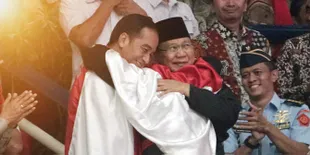 Momen Hangat Jokowi dan Prabowo Berpelukan Dalam Balutan Merah Putih