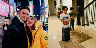 Momen Haru Saat Noah Putra BCL Melakukan Ibadah Salat di Depan Pigura Foto Ashraf Sinclair