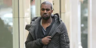 Momen Langka! Bahagia Menikah, Kanye West Sebar Senyum Sumringah