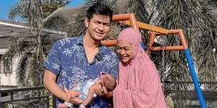 Momen Manis Ria Ricis dan Teuku Ryan Ajak Anak Berjemur, Lucu Banget Sang Bayi Pamer 'Peace Sign'