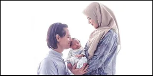 Momen Manis Roger Danuarta Ketiduran Posisi Duduk Sambil Gendong Anak