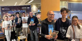 Momen Rossa Tenangkan Yoyo Padi yang Menangis Haru di Peluncuran Komik Pertama sang Putra