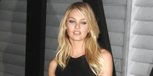 Momen Saat Candice Swanepoel Jatuh di Atas Catwalk