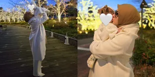 Momen Syahrini Jalan-Jalan Bareng Anak di Jepang, Pakai Outfit Musim Dingin Warna Kembaran