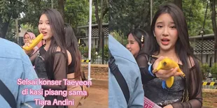 Momen Tiara Andini Random Beri Pisang ke Seorang Wanita yang Menyapanya Usai Nonton Konser Taeyeon