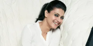 Monochrome Look & Sandal Jepit, Ini Bukti Kalau Kajol Modis Abis!