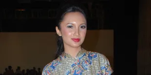 Move On Dari Tommy Soeharto, Tata Kini Pacari Aktor Bule Ganteng?