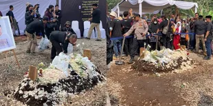 Mulai Dari Ingin Menerobos Saat Rombongan Jenazah Tiba Di Area Makam, Antusias Luar Biasa Masyarakat Sebabkan Makam Eril Terlihat  Berantakan