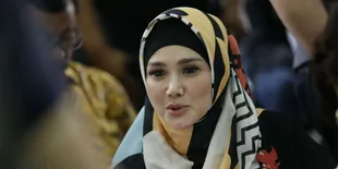 Mulan Jameela Bungkam Saat Ditanya Kondisi Ahmad Dhani di Penjara