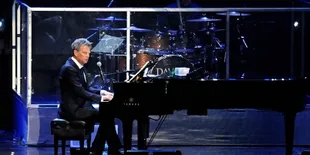 Muncul dari Belakang, David Foster Kejutkan Penonton
