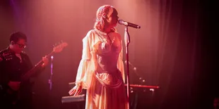 Nadin Amizah dan Hindia Sukses Bius Ratusan Fans di Konser Intimate Eksklusif