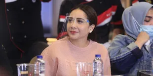 Nagita Slavina Ketiduran di Sofa, Netizen Salah Fokus ke Harga Sofanya yang Capai Rp170 Juta - Disebut Bisa Buat Beli Rumah