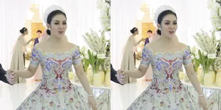 Naik Pesawat Mewah, Ini Alasan Syahrini Nggak Mau Pakai Piyama yang Disediakan