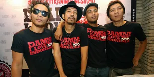 Naik Pitam, Bunda Iffet Adukan Slankers Pada Polisi