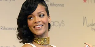 Nakal, Rihanna Tampil Berani Dengan Lingerie dan Rokok