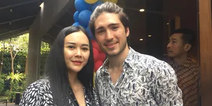 Nama Anak Aura Kasih Terinspirasi dari Lagu Arctic Monkeys