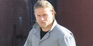 Naskah Tak Cocok, Charlie Hunnam Keluar Proyek Film Erotis