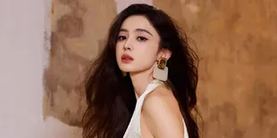 Nazha Jatuh di Anak Tangga saat Hadiri Weibo Night 2025, Gaun Terlalu Panjang Jadi Penyebab