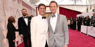 Neil Patrick Harris dan Suaminya Mesra di Red Carpet Oscar 2015