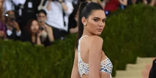 Nekat Pasang Tato di Bibir, Kendall Jenner Dimarahi Ibunya