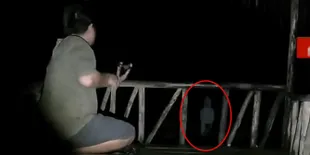 Nekat! Pria Ini Ketapel Pocong dan Ajak Selfie Kuntilanak