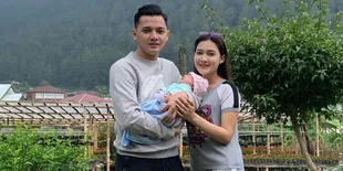 Nella Kharisma dan Dory Harsa Momong sang Anak dengan Wajah Tersenyum, Baby Gendhis Mirip Siapa Ya?