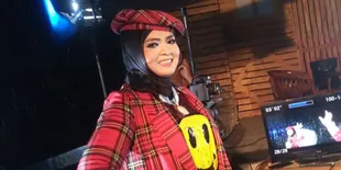 Neng Dessy, Pebisnis Besar Yang Tertarik Jadi Penyanyi Dangdut