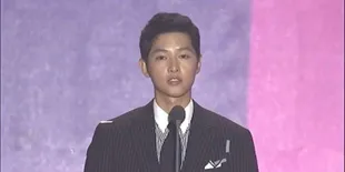 Netizen Baru Sadar, Song Joong Ki Ternyata Sudah Sebut Nama Pacar dalam Speech-nya di APAN AWARDS!