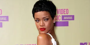 Netizens Korea Anggap Rihanna Remehkan PSY?