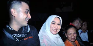 Ngantuk, Jenny Rachman Tetap Bagikan Sahur