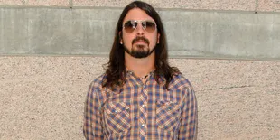 Ngeri! Kaki Patah di Panggung, Dave Grohl Ngotot Lanjutkan Konser