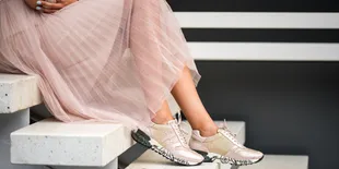 Nggak Cuma Buat Olahraga, Intip Inspirasi Mix and Match Sport Shoes ala Selebriti Korea