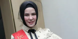 Nggak Kapok, Angel Lelga Naik Ojek Tanpa Pakai Helm Lagi