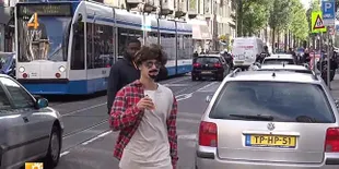 Ngopi di Amsterdam, Justin Bieber Nyamar Pakai Kumis Palsu