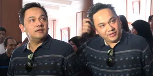 Nia Daniati Masih Pajang Foto Farhat Abbas