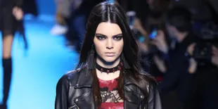 Niat Hati Pamer Sepatu, Kendall Jenner Malah Umbar Bagian Pribadi