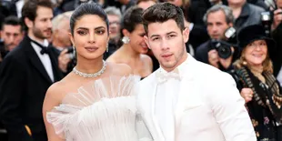 Nick Jonas Tertangkap Dansa dan Cium Mesra Priyanka Chopra di Paris