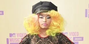Nicki Minaj Pamer Pantat di Samping Patung Buddha