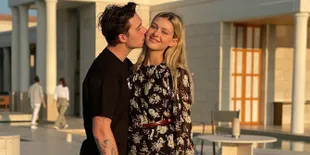Nicola Peltz Pamer Tato Matanya di Leher Brooklyn Beckham