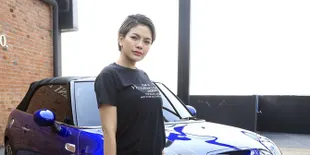 Nikita Mirzani Topless di Tempat Umum, Santai di Depan 2 Orang Pria