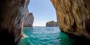 Nikmati Indahnya Gua Biru di Italia Ini, Yuk!