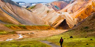 Nikmati Keindahan Gunung Warna-Warni di Islandia